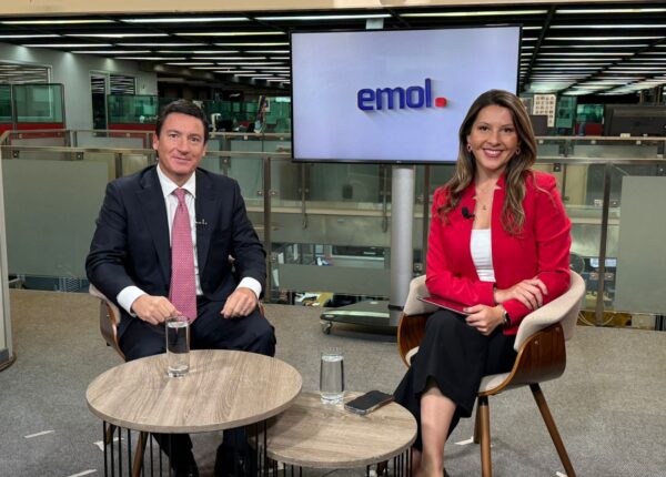 Entrevista en el estudio de Emol TV con dos personas sentadas frente a frente, en una conversación sobre reactivación económica, empleo y seguridad.